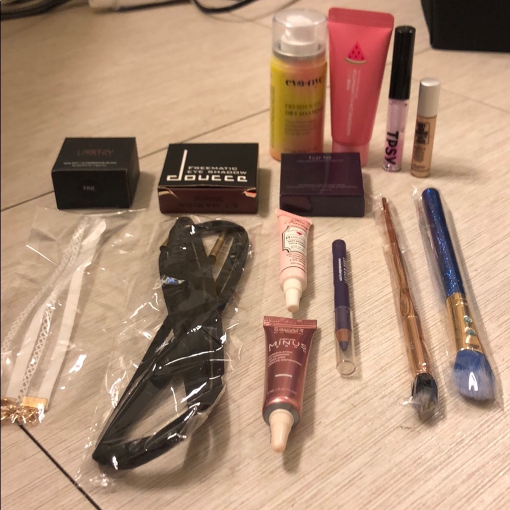 🌟💋MAKEUP BUNDLE💋🌟 - Picture 2 of 8